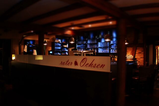 Theke mit Schriftzug Roter Ochsen in abendlicher Stimmung